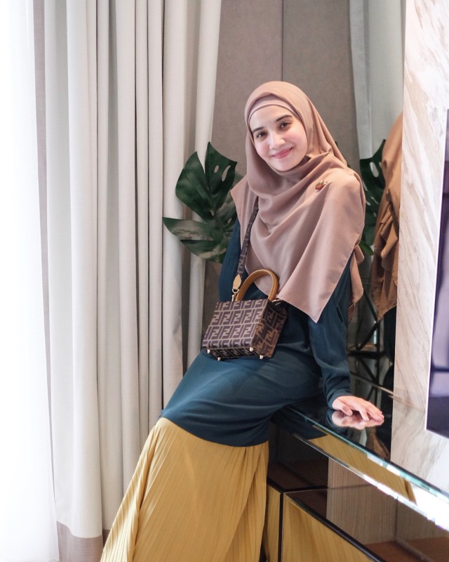 Gaya Hijab Zaskia Sungkar (Foto: Instagram @zaskiasungkar15)