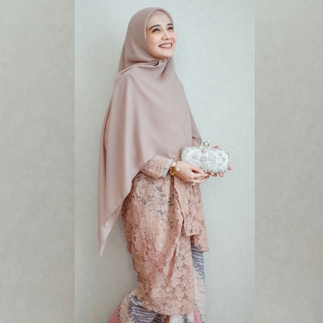 Gaya Hijab Zaskia Sungkar (Foto: Instagram @zaskiasungkar15)