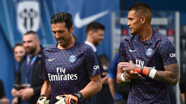 Alphonse Areola melakukan pemanasan bersama Gianluigi Buffon. (Foto: AFP/Franck Fife)