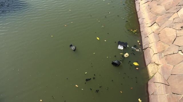 Sampah di bantaran sungai di depan Masjid Istiqlal, Jakarta. (Foto:  Darin Atiandina/kumparan)