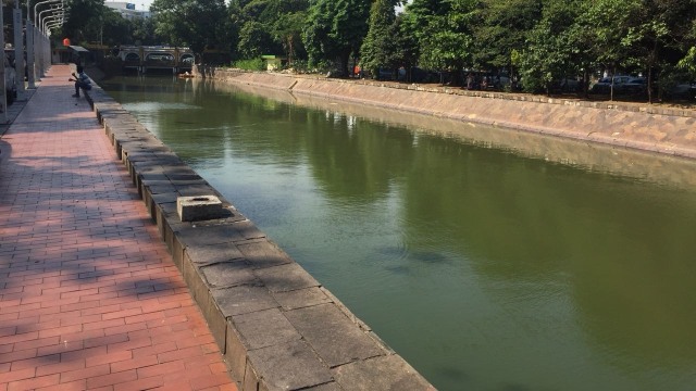 Area pejalan kaki pinggir sungai di depan Masjid Istiqlal, Jakarta. (Foto:  Darin Atiandina/kumparan)