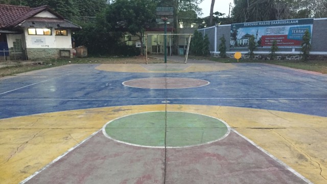 Lapangan tempat Nur Mahmudi terjatuh saat main voli. (Foto: Lutfan Darmawan/kumparan)