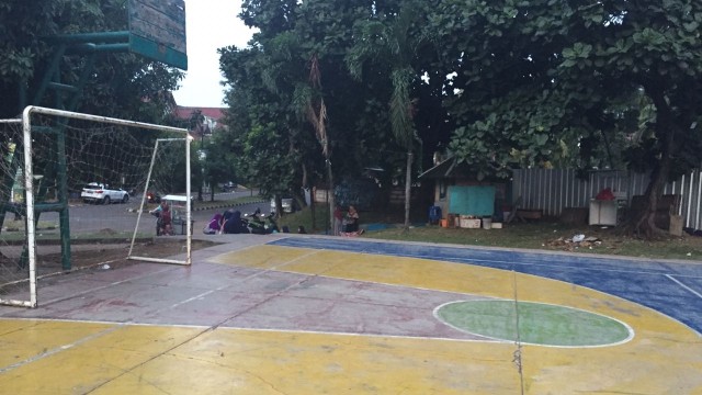 Lapangan tempat Nur Mahmudi terjatuh saat main voli. (Foto: Lutfan Darmawan/kumparan)