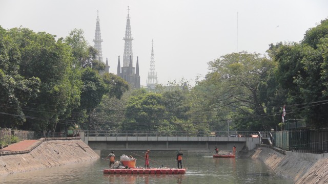 UPK Badan Air bersihkan Sungai Ciliwung depan Istiqlal, Jakarta, Rabu (12/9/2018). (Foto: Jamal Ramadhan/kumparan)