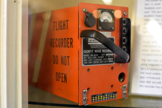 Black Box Pesawat Sebenarnya Berwarna Oranye (Foto: Flickr / Bri_J)