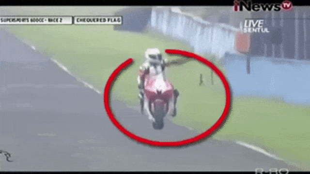 Ditabrak pembalap Thailand. (Foto: Youtube/nizamcom)