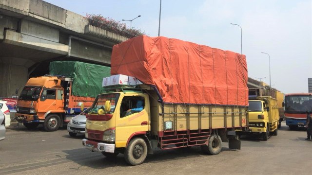 Aktivitas truk di Jalan Kayu Besar Kalideres, Jakarta Barat. Foto: Dofa Muhammad Aliza/kumparan