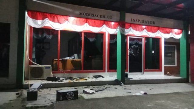 Kantor Tabloid Modus Aceh dan Majalah Inspirator rusak usai diserang, Banda Aceh, Rabu (12/9/2018). (Foto: Zuhri Noviandi/kumparan)