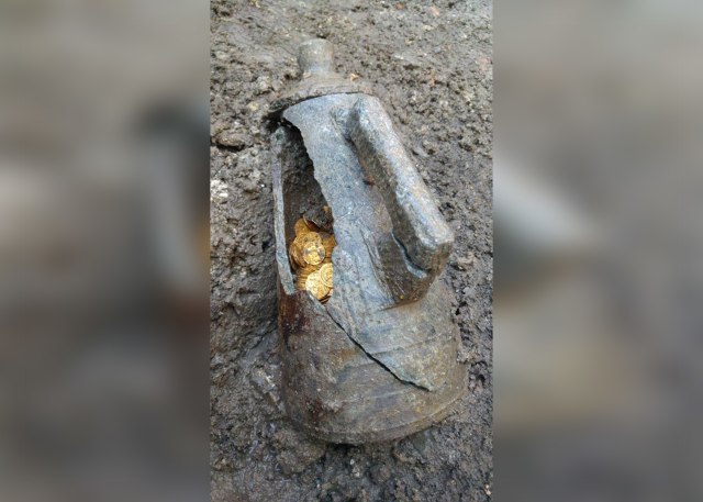 Wadah amphora berisi koin emas (Foto: Mibac/kementerian kebudayaan Republik Italia)
