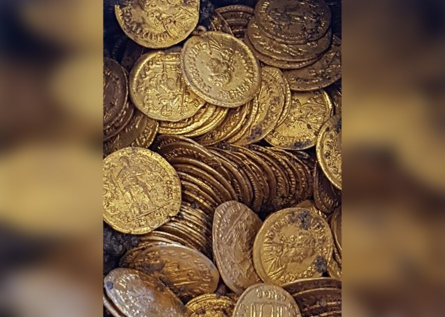 Wadah amphora berisi koin emas (Foto: Mibac/kementerian kebudayaan Republik Italia)