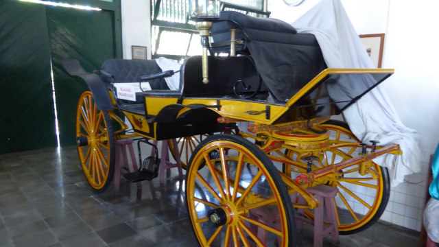 Kereta kencana dalam museum di Yogyakarta (Foto: Flickr/Bryn Pinzgauer)