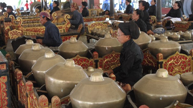 Abdi dalem kraton bermain gamelan (Foto: Flickr/Travis)