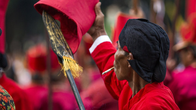 Prajurit kraton memasang sarung pada tombak (Foto: Flickr/Rokok Indonesia)