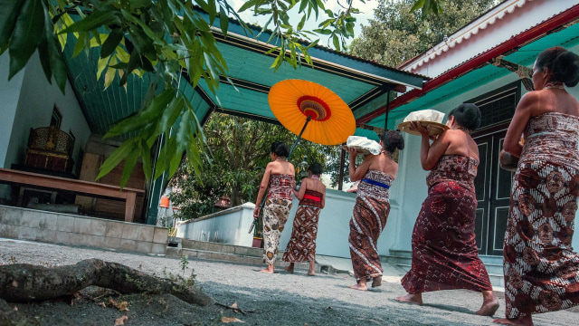 Abdi dalem Kraton Yogyakarta membawa hidangan (Foto: Flickr/EA Media Syn)
