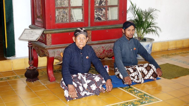 Abdi dalem di kediaman Sultan (Foto: Flickr/dany13)