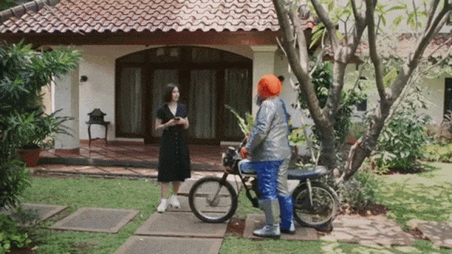 Vanesha Prescilla Kena Rayuan Gombal Alien (Foto: YouTube Falcon Pictures)
