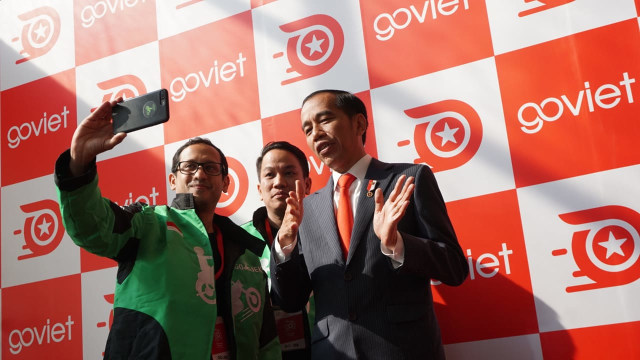 Presiden RI, Joko Widodo foto bersama dengan CEO Gojek, Nadiem Makarim di acara launching Go-Viet di Hanoi, Vietnam, Rabu (12/9/2018). (Foto: Aditia Noviansyah/kumparan)