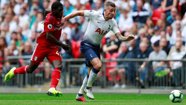 Toby Alderweireld (tengah) berusaha melindungi bola dari Aboubakar Kamara (kiri). (Foto: Action Images via Reuters/Andrew Couldridge)