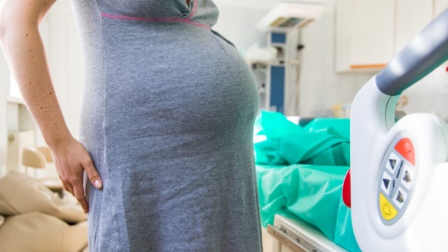 Ilustrasi ibu hamil siap melahirkan di rumah sakit. Foto: Shutterstock