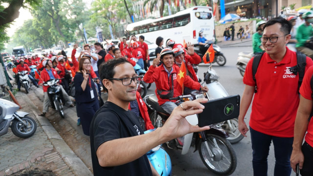 Nadiem Makarim saat swa foto dengan driver Go-Viet di Hanoi. (Foto: Aditia Noviansyah/kumparan)