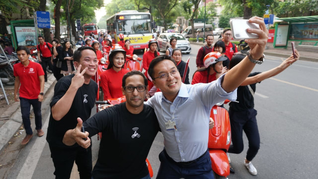 Nadiem Makarim saat swa foto dengan driver Go-Viet di Hanoi. (Foto: Aditia Noviansyah/kumparan)