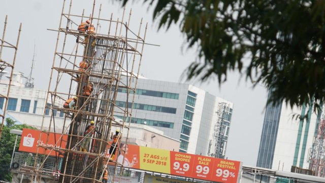 Pekerja infrastruktur di Jakarta, Rabu (12/9/2018). (Foto: Helmi Afandi Abdullah/kumparan)