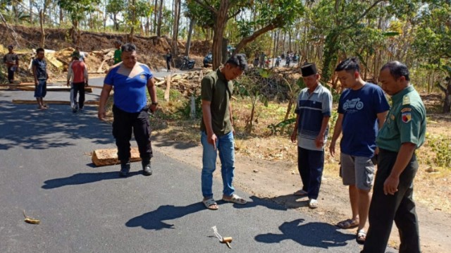 Benda Mirip Bom Gegerkan Warga Lumbang