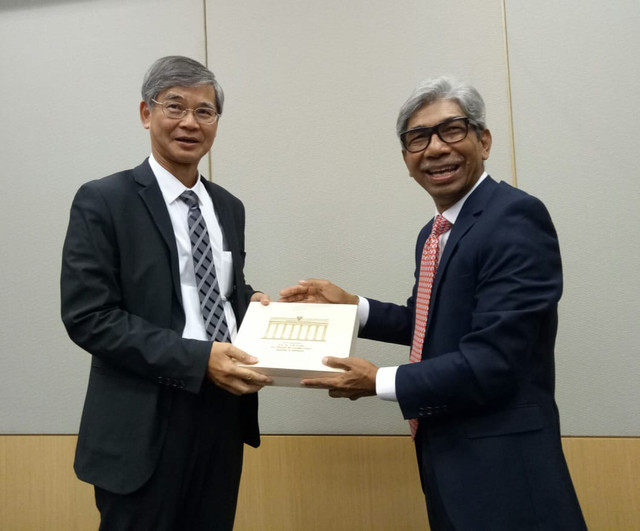 Kunjungan Kerja ke Hong Kong, Wamenlu Fachir Minta Kenaikan Standar Upah BMI