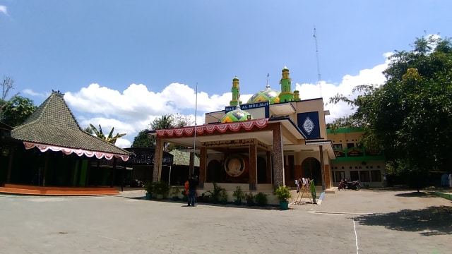 Tampak depan dari Pondok Pesantren Ora Aji, Kalasan, Sleman, DIY. (Foto: Arfiansyah Panji Purnandaru/kumparan)