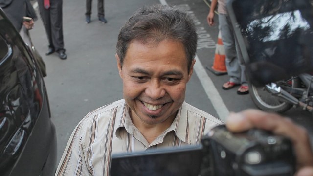 Mantan Walikota Depok, Nur Mahmudi Ismail tiba untuk menjalani pemeriksaan di Polres Depok, Jawa Barat, Kamis (13/9/2018). (Foto: Jamal Ramadhan/kumparan)