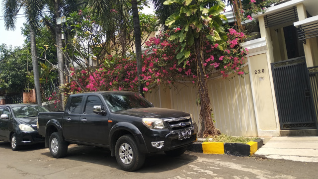 Dua mobil yang terparkir di depan rumah Ozzy Albar, Jakarta, Kamis (13/9/2018). (Foto: Alexander Vito Edward Kukuh/kumparan)