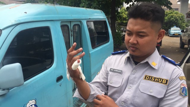 Petugas Dishub terluka akibat ditabrak oleh sopir mikrolet. (Foto: Fachrizal Rizal/kumparan)