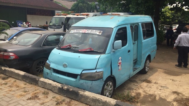Mikrolet yang menabrak petugas Dishub. (Foto: Fachrizal Rizal/kumparan)