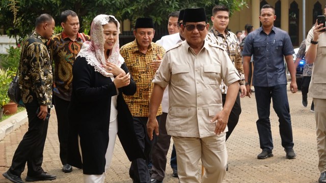 Prabowo Subianto diterima oleh Yenny Wahid di kediaman (alm) Gus Dur, Ciganjur, Kamis (13/9/2018). (Foto: Iqbal Firdaus/kumparan)