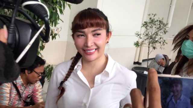 Roro Fitria di Pengadilan Negeri Jakarta Selatan (Foto: Giovanni/kumparan)