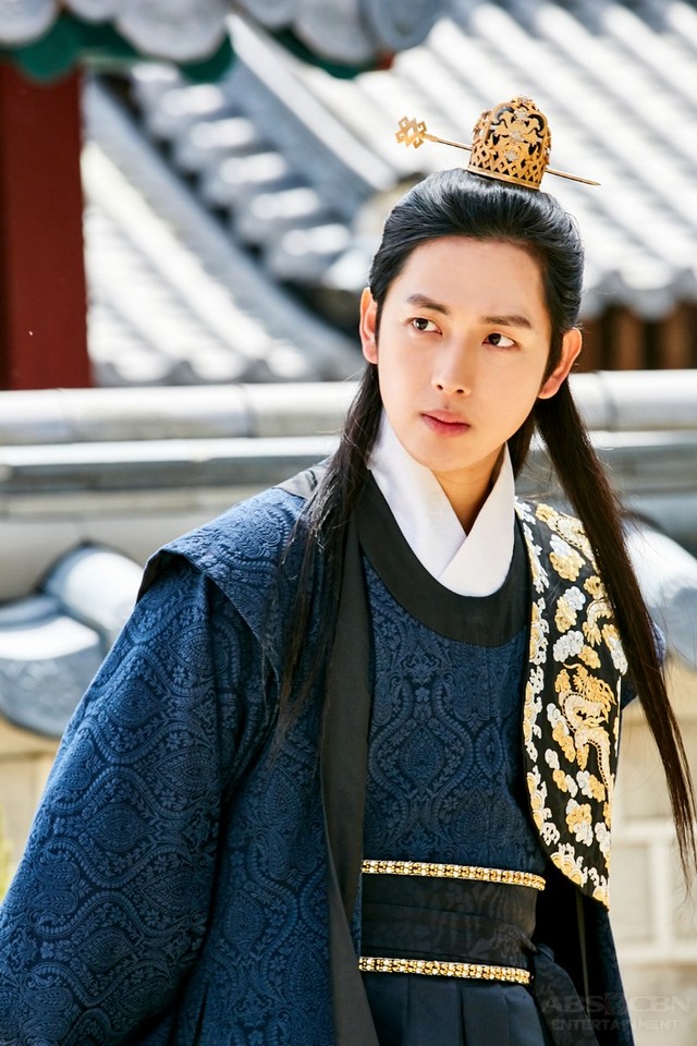 10 Aktor Korea yang Pernah Berperan sebagai Raja di Drama (6)