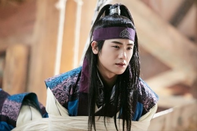 10 Aktor Korea yang Pernah Berperan sebagai Raja di Drama (7)