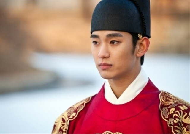10 Aktor Korea yang Pernah Berperan sebagai Raja di Drama (8)