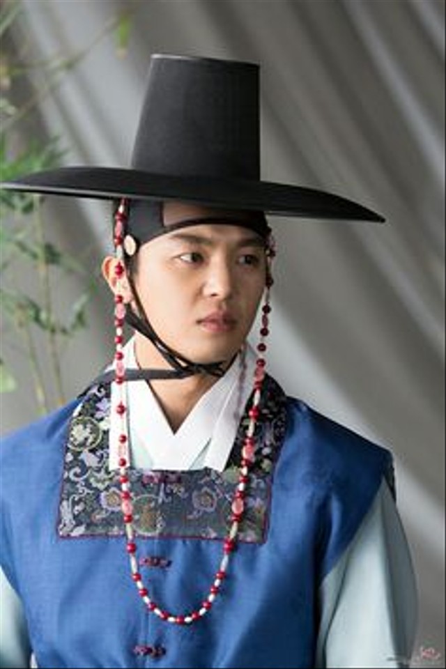 10 Aktor Korea yang Pernah Berperan sebagai Raja di Drama (9)