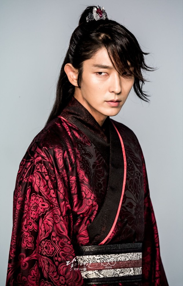10 Aktor Korea yang Pernah Berperan sebagai Raja di Drama (10)