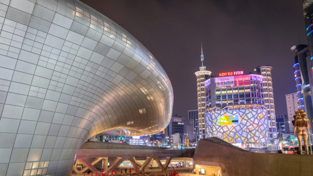Dongdaemun Design Plaza pada malam hari (Foto: Shutter Stock)