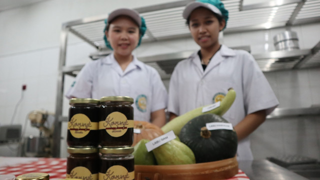 Sekelompok mahasiswi teknologi pangan, Fakultas Teknik Pertanian Unika Widya Mandala, Surabaya, membuat inovasi selai dalam kombinasi kopi dan labu, Kamis (13/9/2018). (Foto: Phaksy Sukowati/kumparan)