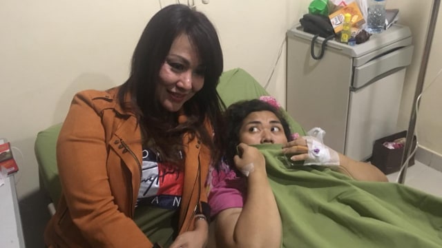 Pretty Asmara dijenguk temannya di rumah sakit (Foto: Istimewa)