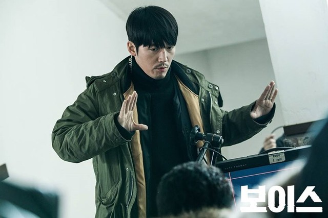 10 Aktor Korea yang Pernah Berperan sebagai Polisi di Drama (5)