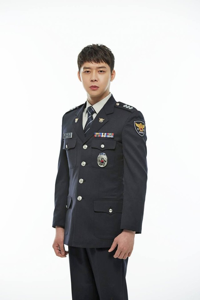 10 Aktor Korea yang Pernah Berperan sebagai Polisi di Drama (7)