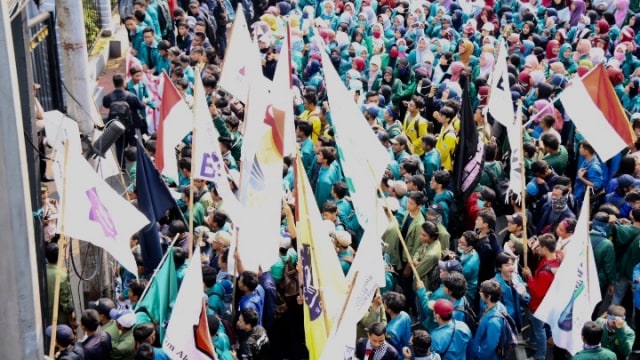 Sekitar 350 mahasiswa dari berbagai universitas melakukan aksi demonstrasi dollar di depan Gedung Kementrian Keuangan, Jakarta, Jumat (14/9/2018). (Foto: Eny Immanuella Gloria/kumparan)