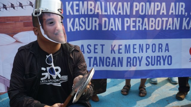 Demo tuntut kembalikan aset kemenpora dari Roy Suryo di depan DPP Demokrat, Jumat (14/9/18). (Foto: Jamal Ramadhan/kumparan)