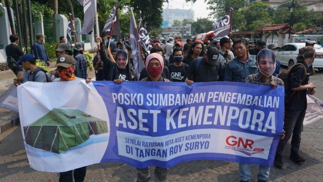Demo tuntut kembalikan aset kemenpora dari Roy Suryo di depan DPP Demokrat, Jumat (14/9/18). (Foto: Jamal Ramadhan/kumparan)