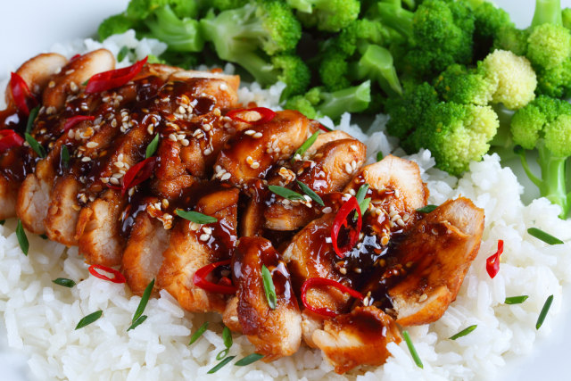 Ilustrasi ayam crispy saus pedas