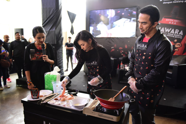 Joe Taslim memasak bersama istrinya (Foto: Istimewa)
